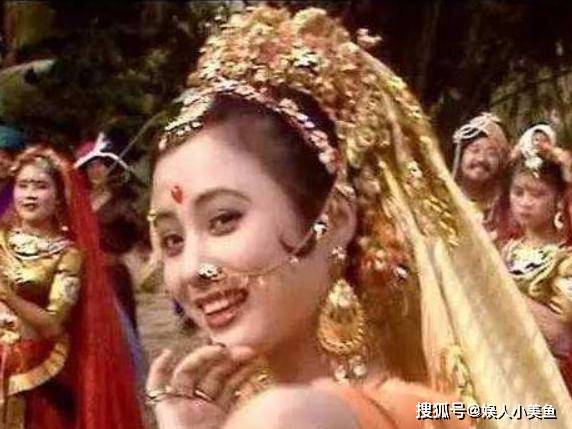 她是86版西游记玉兔精,与丈夫异国分居多年,混血儿子神似靳东