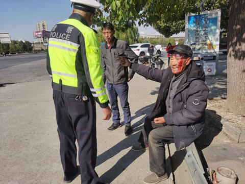 老人骑车走神摔伤 交警及时救助脱险