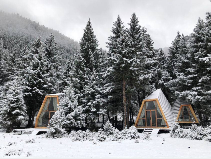 隐藏在森林里的小木屋民宿，一到冬天就变成了童话世界_藏民