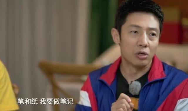 蔡明和16岁男偶像同台，频繁牵手搭腿，被调侃：