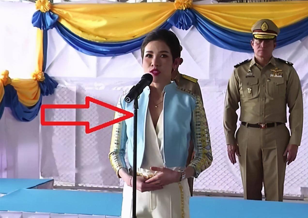 戴婆婆|诗妮娜逆袭了！V领泡泡袖修身裙，不戴婆婆珠宝也美得光彩照人