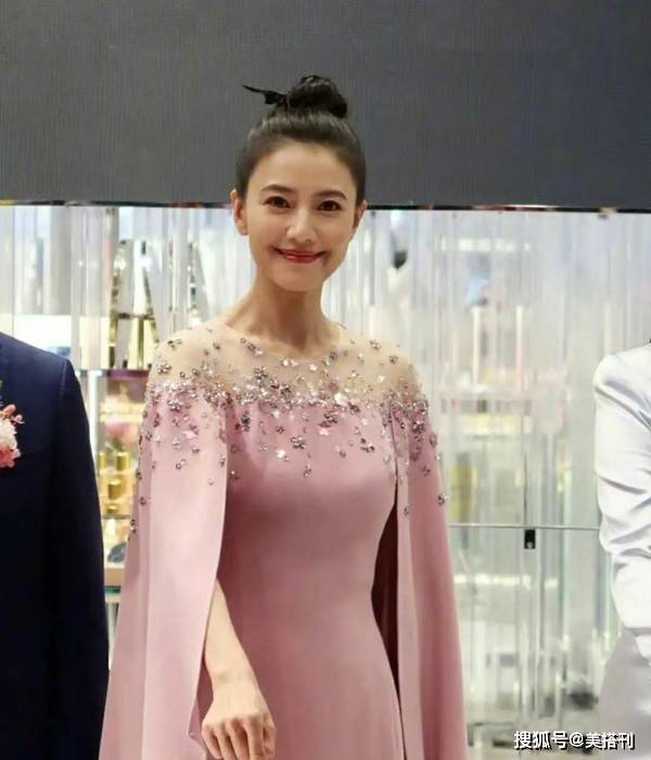 鱼尾纹|41岁高圆圆新路透，穿粉裙笑出鱼尾纹，完美诠释气质比容貌重要