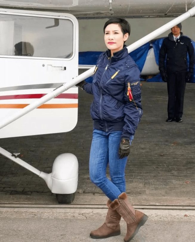 戴婆婆|诗妮娜逆袭了！V领泡泡袖修身裙，不戴婆婆珠宝也美得光彩照人