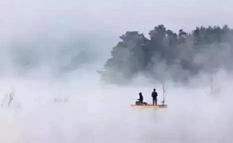 梦境迷雾，解读昨晚做梦梦到我家客厅下是墓地的深层含义