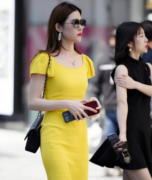 原创明艳端庄的美女,一件长袖连衣裙,时尚大方女人味十足