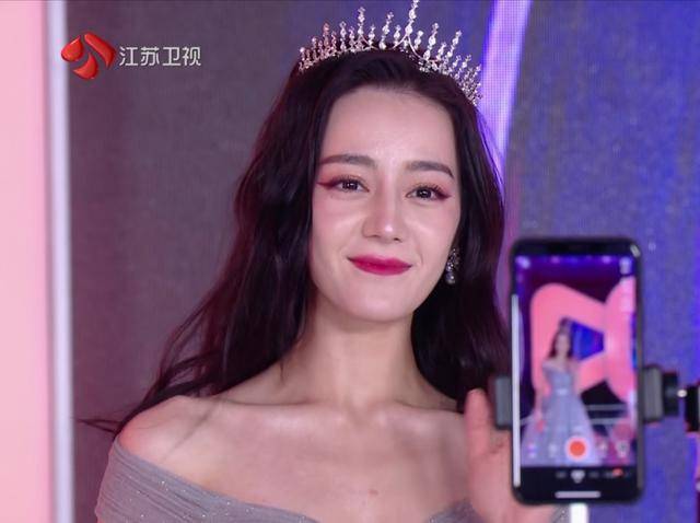 迪丽热巴|迪丽热巴的脸僵了？视频里留齐刘海显脸长，离开精修美貌不再