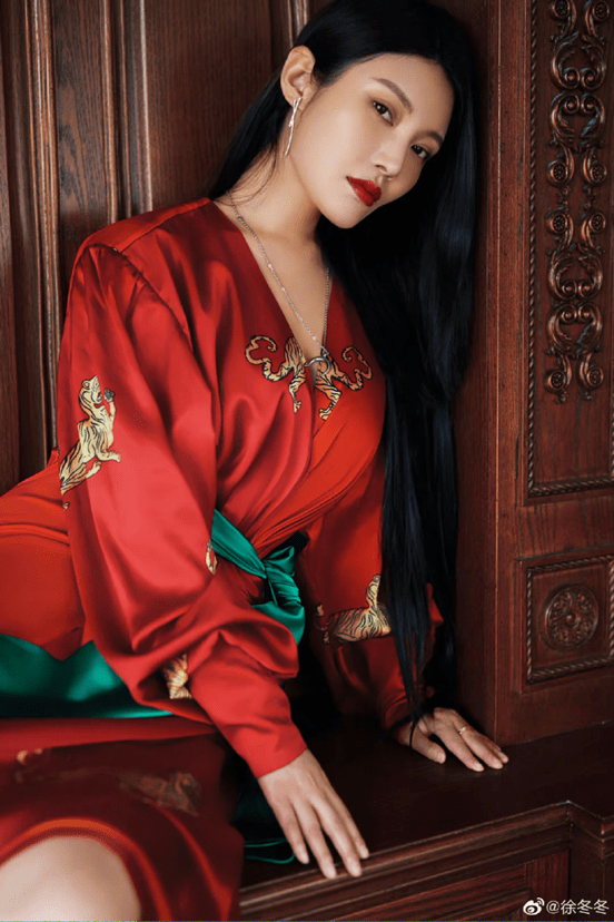 黑长直|徐冬冬1米黑长直发太亮眼，一袭红裙气场强大，大长腿惹人羡慕