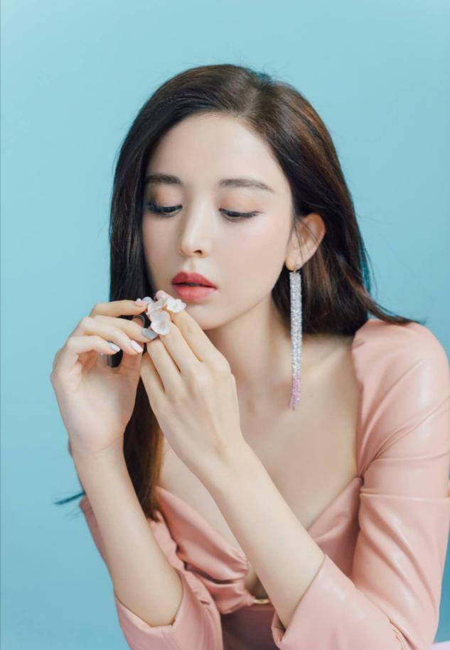 娜扎|娜扎穿衣太心机，一袭＂挤奶装＂大秀事业线，高调秀身段似模特