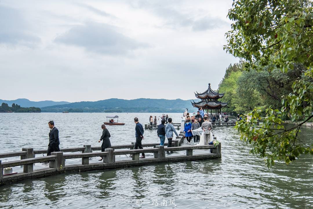 杭州西湖最长的桥,仿佛浮在水面,桥虽短但传说有人走出18里路_长桥