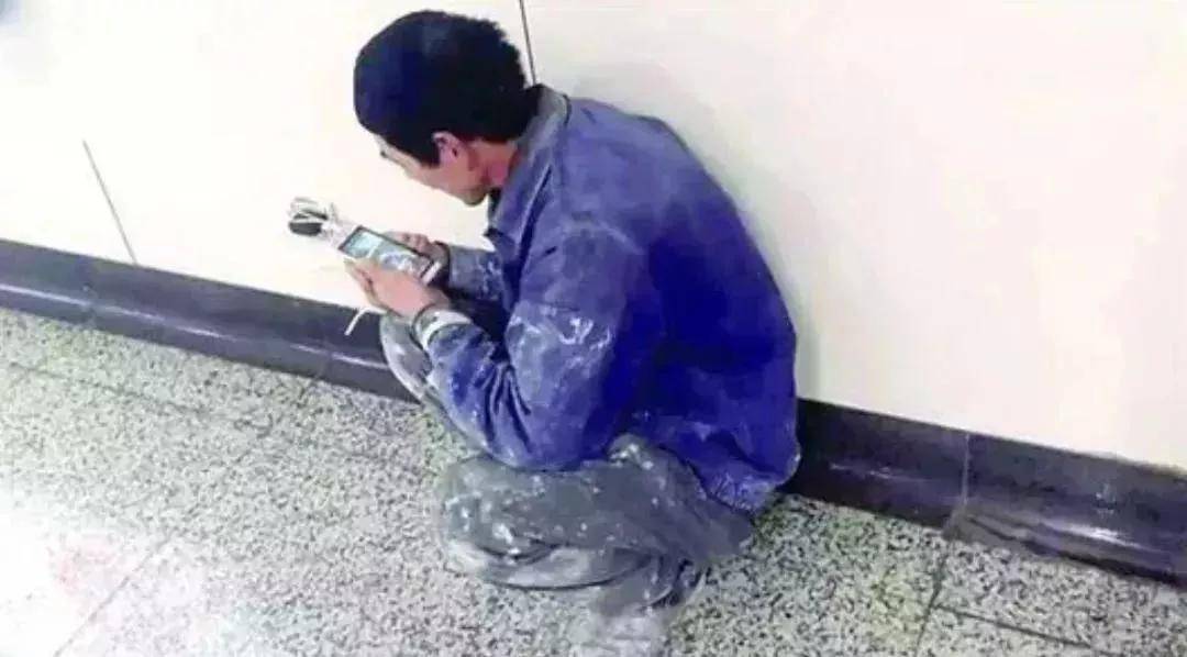 东莞快递员被跳楼男子砸中身亡，生前送货单催