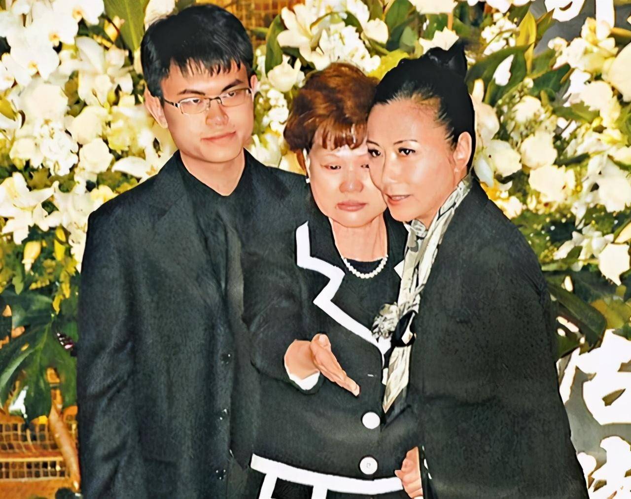 老戏骨梁淑庄出殡，遗愿曝光令人唏嘘，胡枫憔