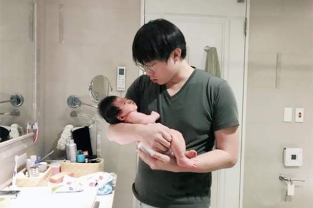 测试|模拟给娃洗澡错误频出，很多父母不懂陈小春做“奶爸测试”
