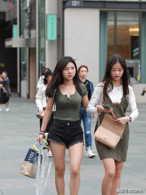 姐姐|身材“饱满”的女人，穿紧身的服装效果就是好！