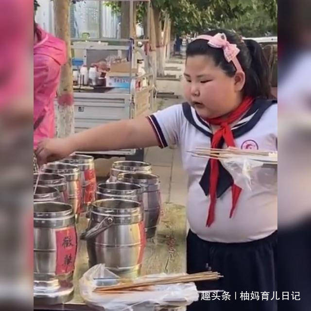 小肚子|“小肚子”抢镜了,网友:吃的太香了小女孩路边吃串走红