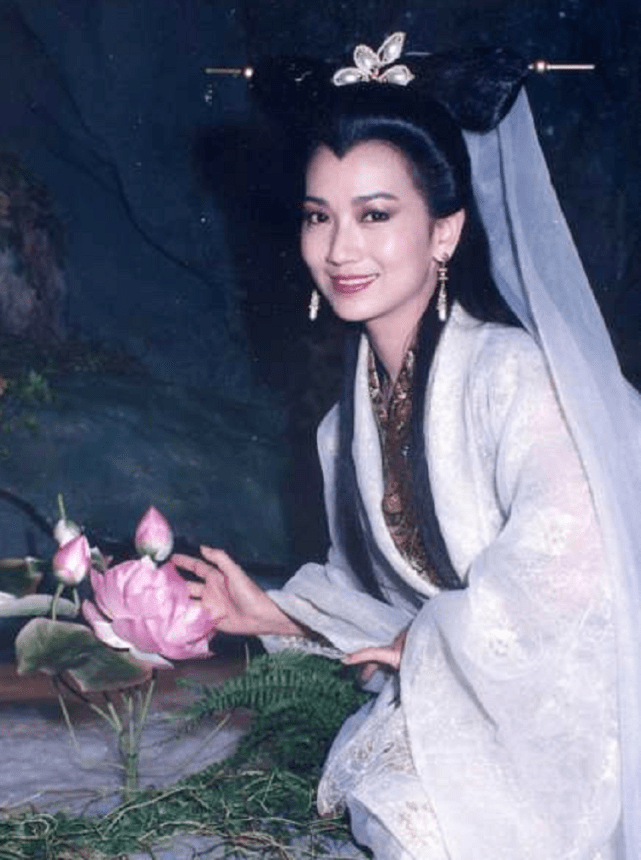 66岁赵雅芝近照,身穿粉色仙女裙,看着似乎又变年轻了!