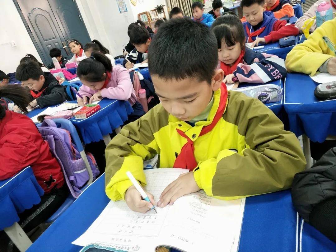 比赛|陕西师范大学奥林匹克花园学校小学部举行高段硬笔书写大赛