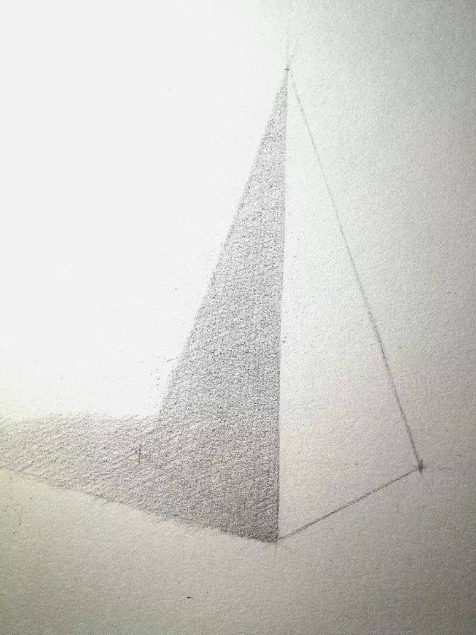 再在暗部位置画出更暗的部分,比如影子需要加深,暗的三角形面靠右边更