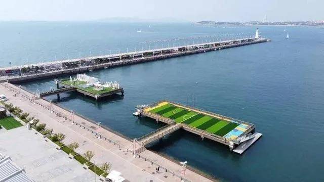 原址是2008年青岛奥帆赛海上颁奖平台 这是一块5人制足球场 可在短