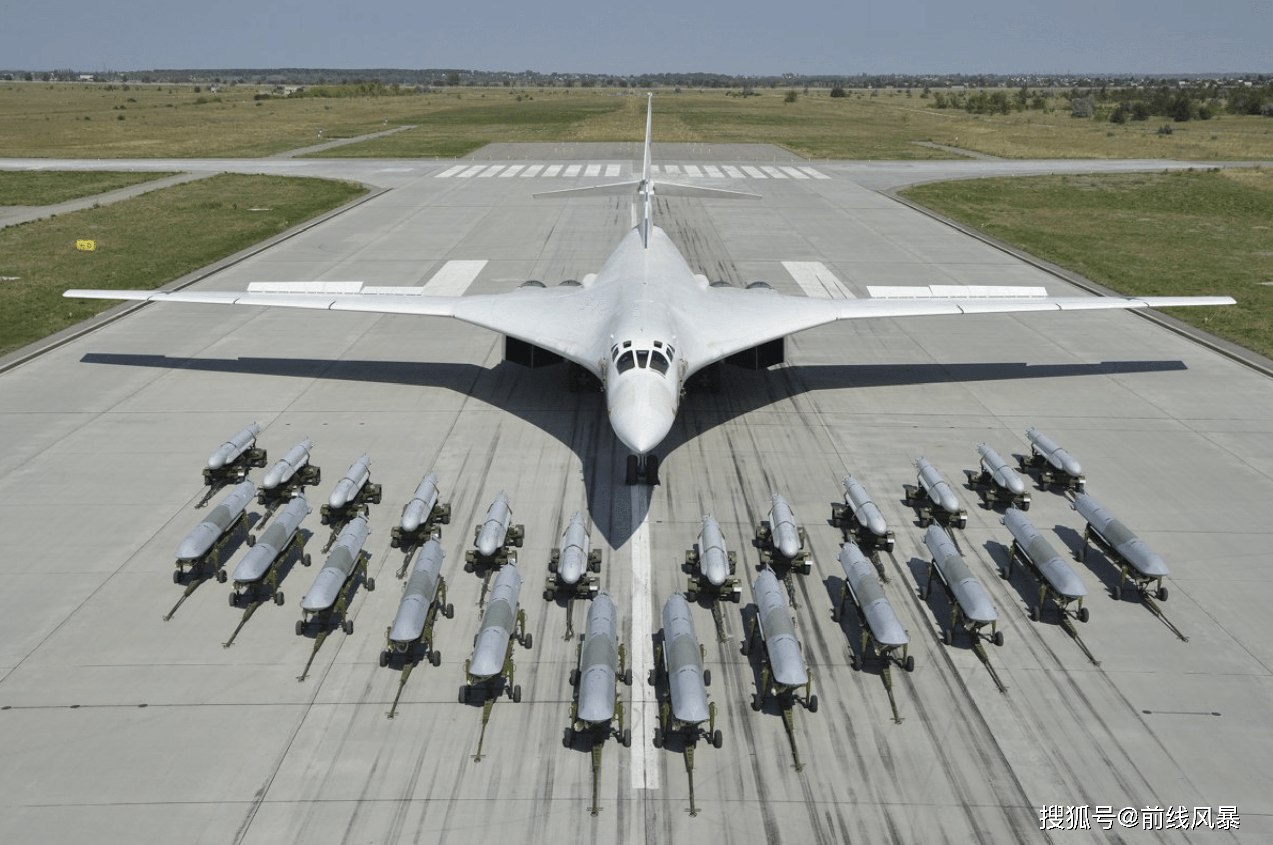 俄罗斯航空航天部队远程航空部门的三种战斗类型的正面视图:tu-160"白