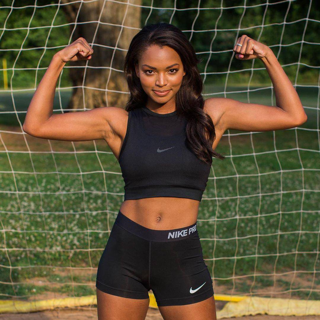 伊万卡|美国小姐选美冠军出炉！她皮肤黑嘴唇厚，伊万卡老公看她目不转睛