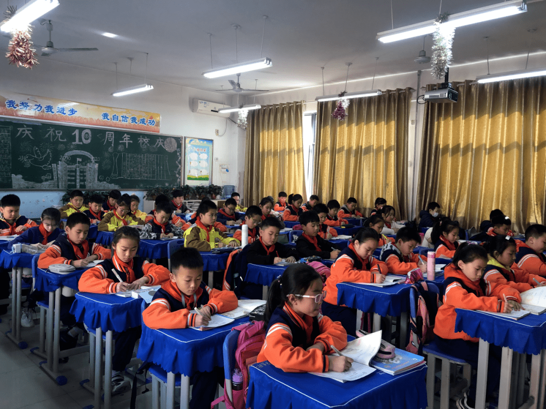 比赛|陕西师范大学奥林匹克花园学校小学部举行高段硬笔书写大赛