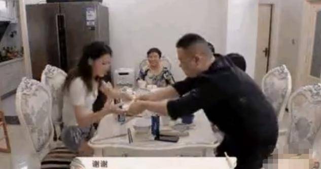 岳云鹏人缘太好，黄奕蔡少芬主动握手拥抱？手