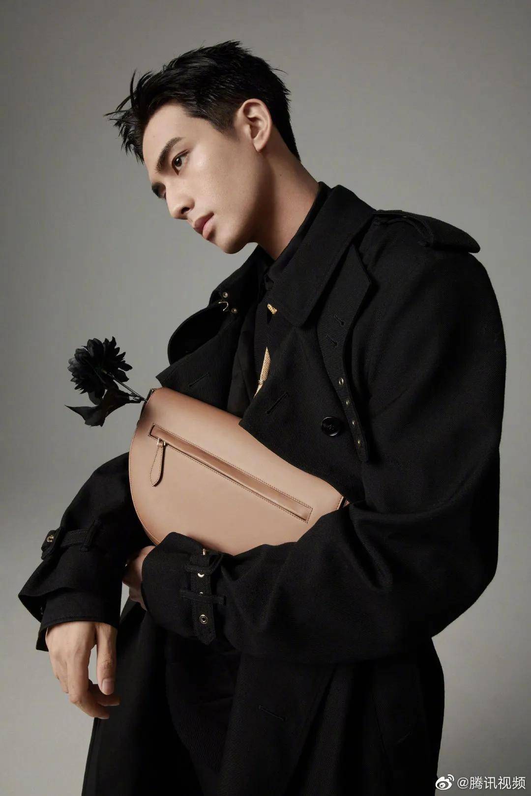 眉骨|这顶流爱豆到底do崩了什么？硅胶感也太重了...