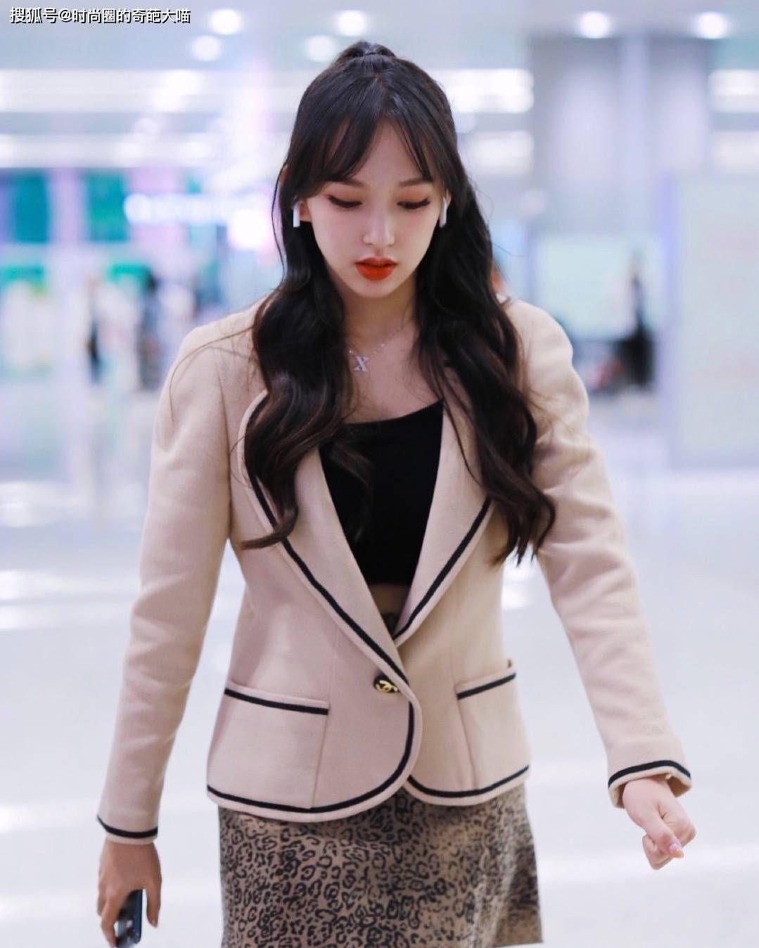 上镜|长发难打理又毛躁？学会俏皮半扎发，脸型变小巧还十足上镜