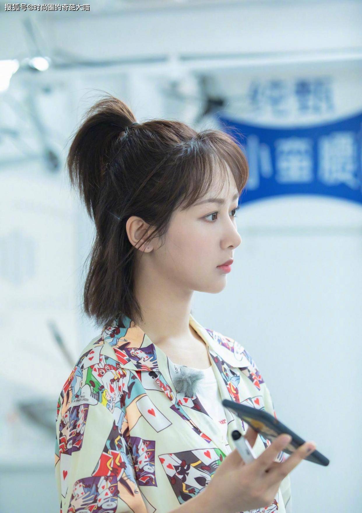 上镜|长发难打理又毛躁？学会俏皮半扎发，脸型变小巧还十足上镜