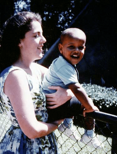 奥巴马母亲手段高明培养儿子上位总统戴黑色发箍美貌惊人