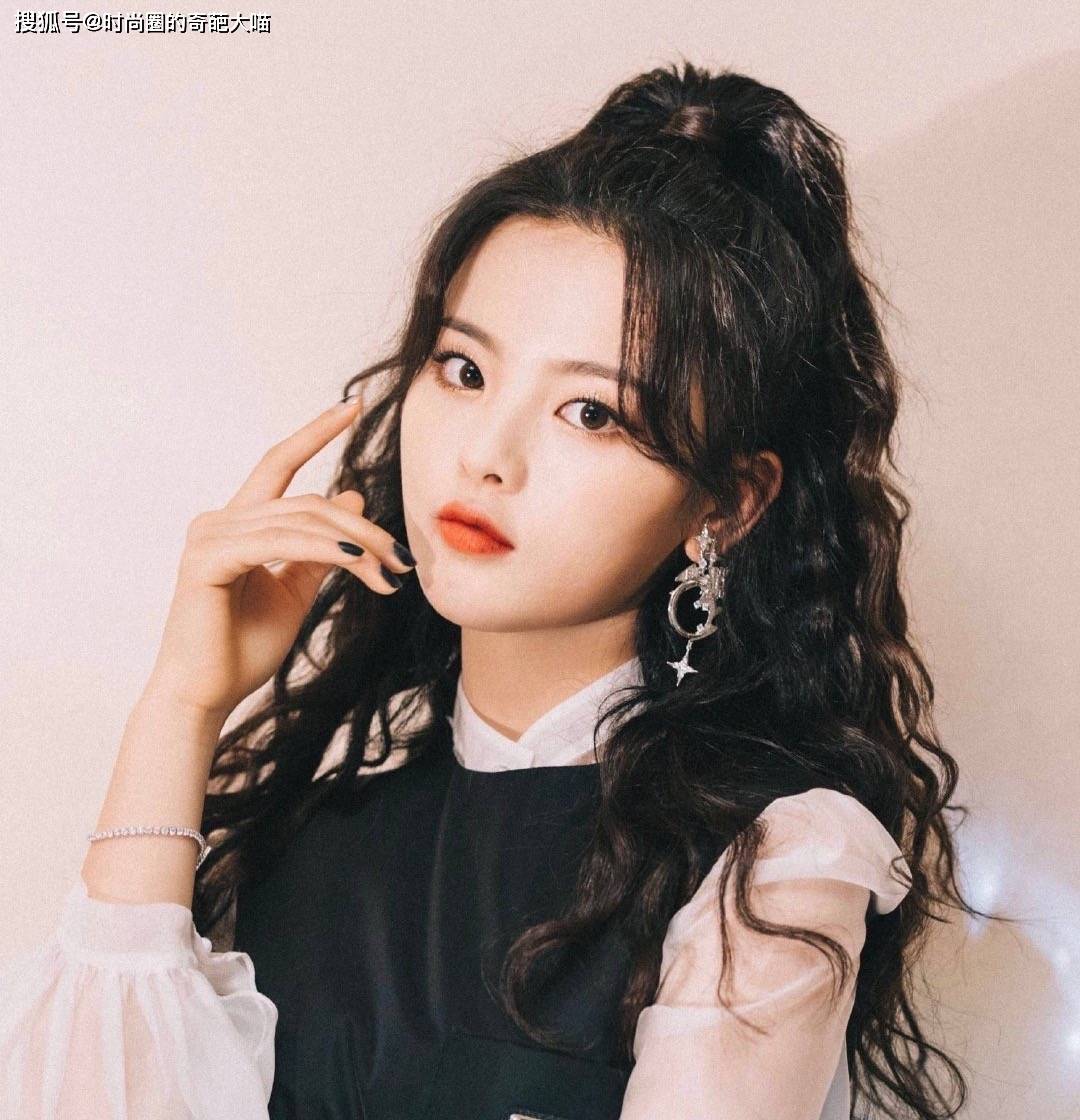 上镜|长发难打理又毛躁？学会俏皮半扎发，脸型变小巧还十足上镜