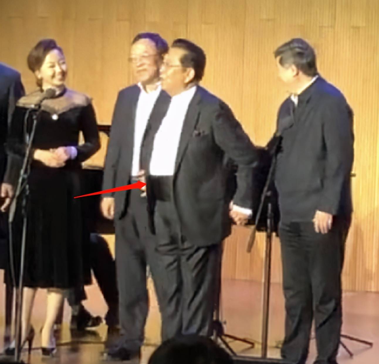 原创81岁李双江现身音乐会,和学生同台稳坐c位,西装革履难掩发福