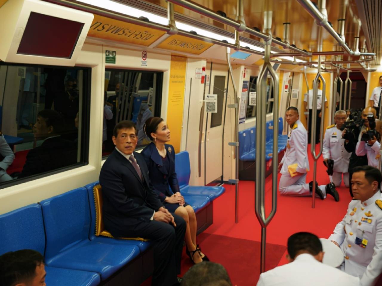随行|泰王也走亲民路线？坐地铁出行，全车厢空座随行官员却都跪在地上