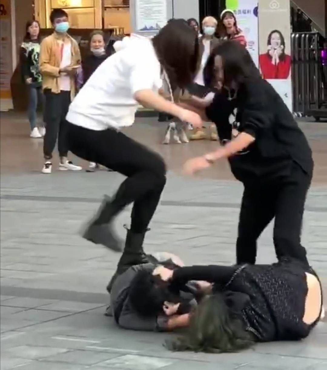 重庆三名妙龄女子当街打架,两个合伙打一个,下手比男人都狠
