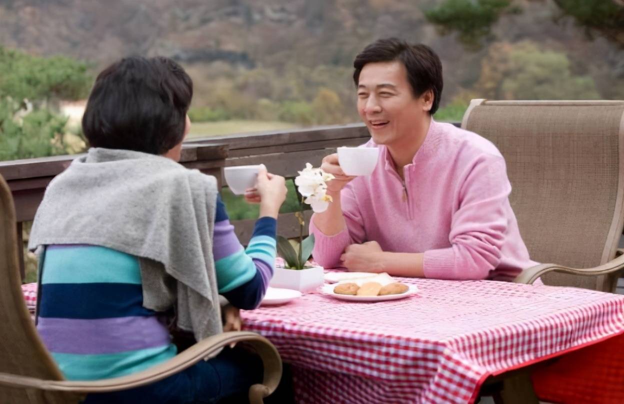 古人忠告：“人过中年，富不管两种人，穷不管两件事”，啥意思？_搜狐网