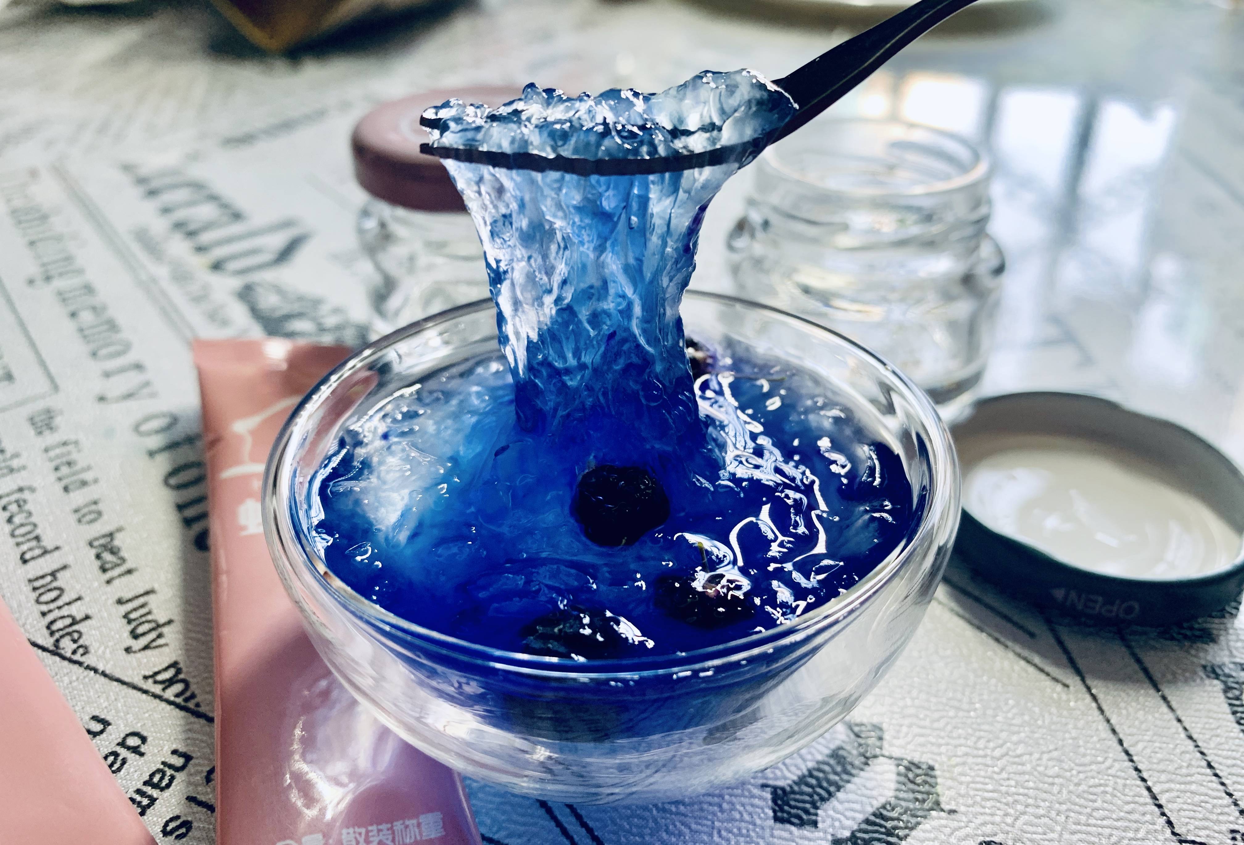 挑出放到鲜炖燕窝之上,等它慢慢染色,一杯漂亮梦幻的星空燕窝就完成了