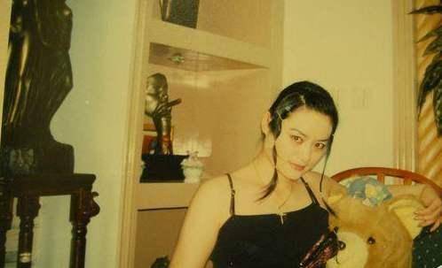 曾红过毛阿敏,破产被亲弟打成脑震荡,62岁靠做保姆养女儿