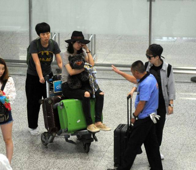 机场推行李箱画面 d5043d4227144b5bbd92395a5197eadb.jpeg