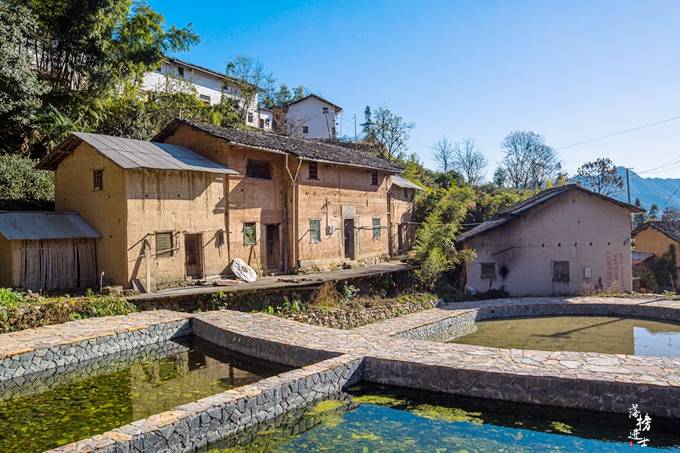 安徽休宁有一座高山中的古村落，远离闹市，已有2000多年的历史