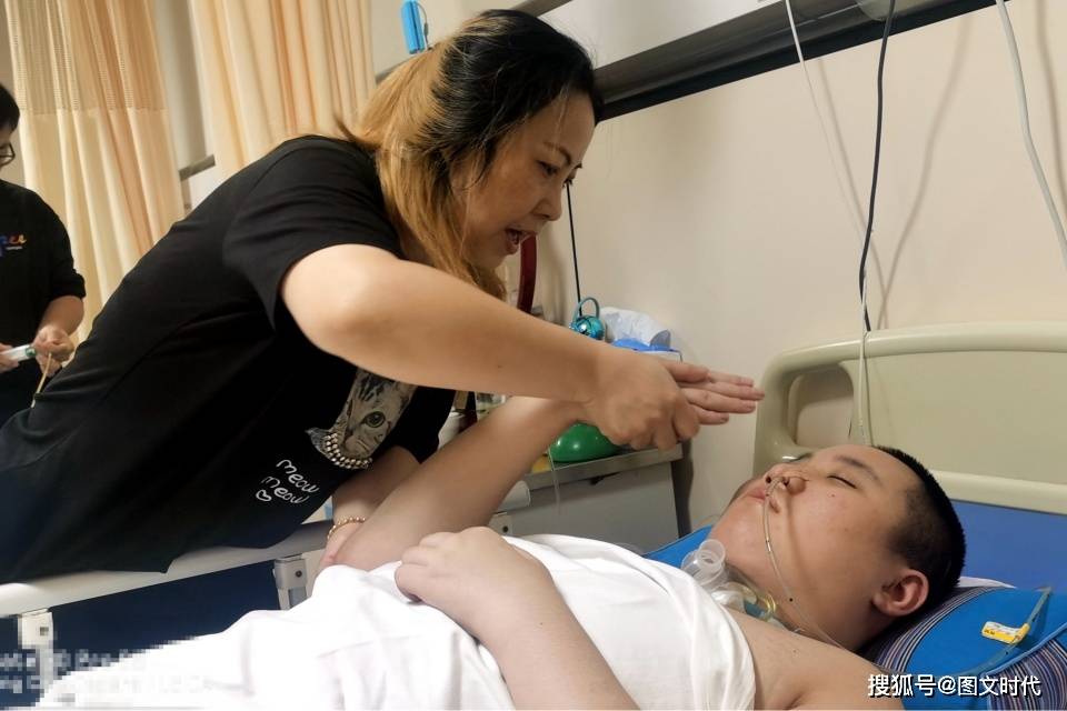 医生|医生束手无策，4个月后醒来那一刻，妈妈哭了14岁少年突然昏迷