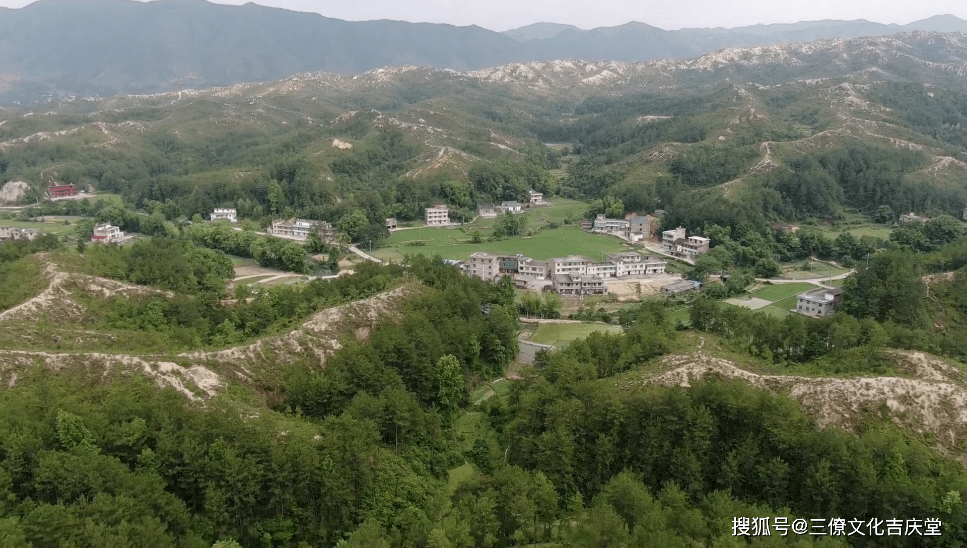 三僚百子地,右侧虎砂横出过堂作案