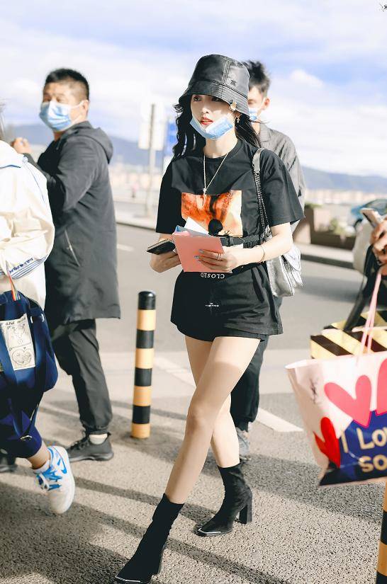 原创吴宣仪是真腿精啊热裤搭高跟短靴长腿逆天p都不敢这样p