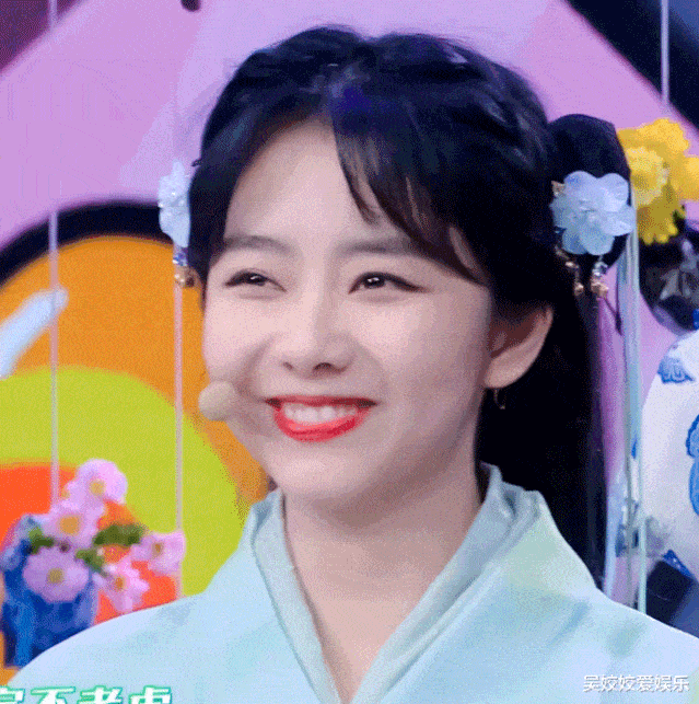 经常会用这种睁大眼睛看的表情,很像呆萌可爱的小动物(比如小猫)