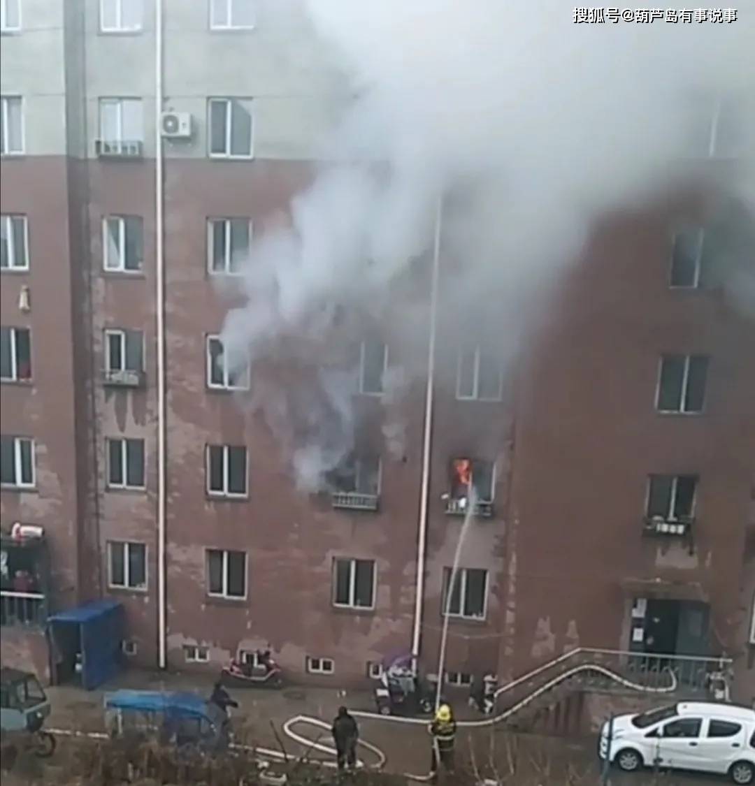 葫芦岛:建昌八家子一居民楼起火,消防员已到达现场救援!