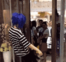 搞笑gif段子:你别笑啊!我就是滑倒了!真的很疼的!