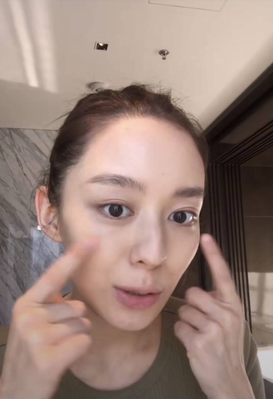 郎朗妻子吉娜罕见晒素颜 扎丸子头清纯甜美少女感十足_手机搜狐网