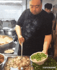 原创搞笑gif段子:哥们:你在瞅啥呢?是不是没见过帅哥吃东西呢?