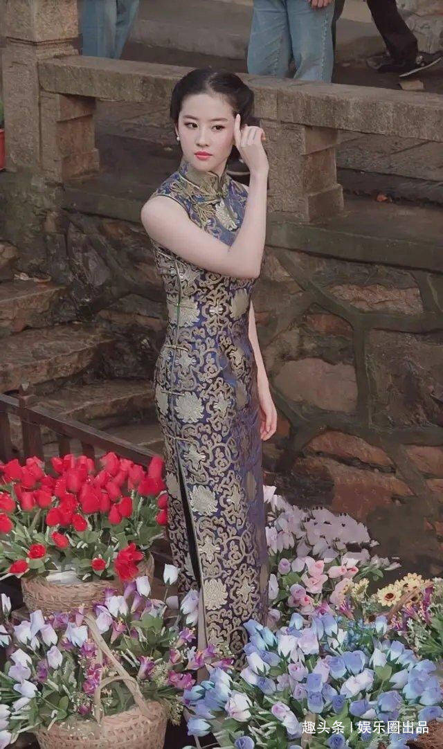 刘亦菲穿旗袍在河边拍照,眼神冷酷动作优雅,尽显贵妇高贵气质