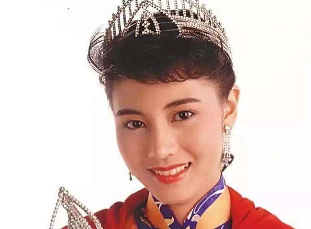 李嘉欣与侄媳同框，同为豪门许家媳妇，一个明
