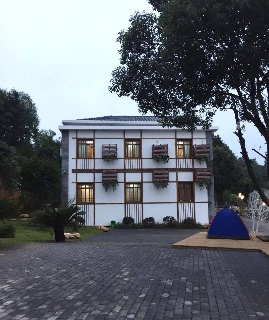建筑外立面可以结合原来的民居特点做些风貌升级,结合功能需求加建